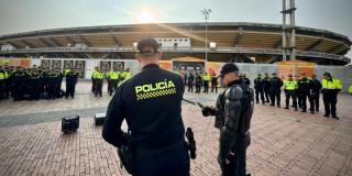 Foto de Policías en inmediaciones al Estadio El Campín de Bogotá.