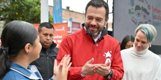 Foto del alcalde Carlos Fernando Galán durante el evento de bienvenida de los 680 mil estudiantes y su clases en 412 colegios.