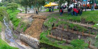 Foto del alcalde Carlos Fernando Galán durante la entrega de las obras mitigación en barrio Los Laches.