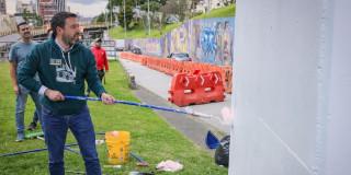 Foto del alcalde Galán y su equipo de trabajo avanzan en el embellecimiento del espacio público bajo puentes en Bogotá