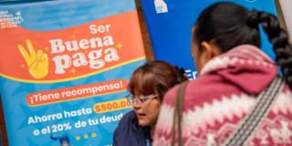 Foto de bogotanos y bogotanas accediendo a servicios del programa 'Buena Paga' Bogotá.