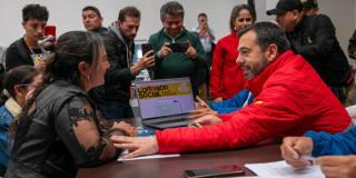 Foto del alcalde Carlos Fernando Galán junto a una de las beneficiarias del programa de internet gratis 'Conexión Social, Bogotá me conecta'.