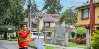 Foto de un funcionario del distrito en una calle de Bogotá 
