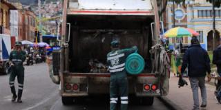 Foto de un camión recolector de basuras en Bogotá.