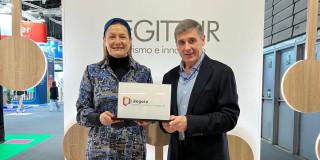 Foto de la entrega en españa de la recertificación como Destino Turístico Inteligente (DTI).