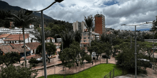 Imagen panorámica de Bogotá en la que se aprecia un día soleado
