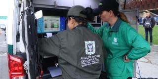 Foto de dos funcionarias de la Secretaría Distrital de Ambiente en controles de calidad del aire en vías de Bogotá.