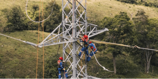 Imágenes de técnicos de ENEL realizando labores de mantenimiento