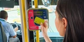 Foto de una estudiante accediendo al subsidio de transporte escolar 2026 en Bogotá.
