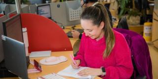 Foto de una mujer realizando un curso virtual gratis en Bogotá.