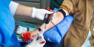 Foto de una persona donando sangre en Bogotá 