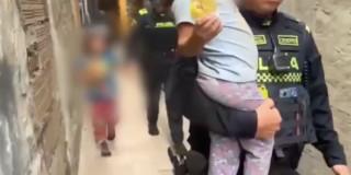 Fotos del rescate de las dos niñas emberá de 4 y 7 años en el barrio Ricaurte de Bogotá.
