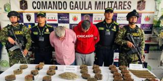 Foto de los dos capturados y la incautación de 3.000 cartuchos de armas largas en Bogotá.
