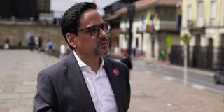 Foto de director de la Unidad Administrativa Especial de Servicios Públicos (UAESP), Armando Ojeda Acosta hablando del esquema de aseo de Bogotá en 2026.