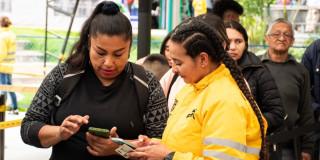 Foto de atención a beneficiarios de Ingreso Mínimo Garantizado en Bogotá.