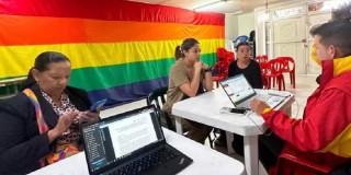 Foto de ciudadanos en procesos de inscripción para las elecciones del Consejo Consultivo LGBTI Bogotá.