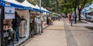 Foto de una de las ferias de 'Hecho en Bogotá' con asistentes comprando productos de emprendedores locales.