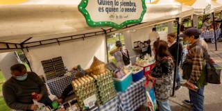 Foto de campesinos y campesinos en una de las ferias de Mercados Campesinos de Bogotá.