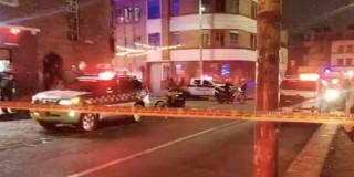 Foto de atención de las autoridades de la emergencia en el barrio Santa Fe tras explosión por arrojo de una granada.