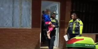 Foto del rescate de la Policía de niña abandonada en vivienda de Kennedy, al surocciente de Bogotá.