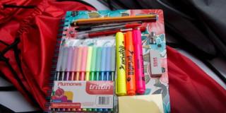 Foto de útiles escolares y uniformes en colegios de Bogotá.