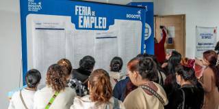 Foto de bogotanos y bogotanas accediendo a servicios de la Agencia Distrital de Empleo.