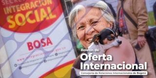 Foto de una mujer y su mascota en la portada del Boletín de Ofertas Internacionales de Bogotá.