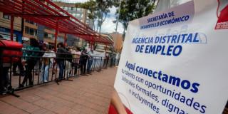 Foto de bogotanos y bogotanas accediendo a servicios de la Agencia Distrital de Empleo.