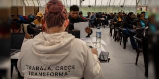 Foto de bogotanos y bogotanas accediendo a servicios de la Agencia Distrital de Empleo.