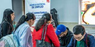 Foto de bogotanos y bogotanas accediendo a servicios de la Agencia Distrital de Empleo.