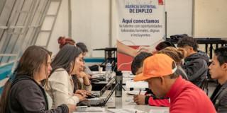 Foto de bogotanos y bogotanas accediendo a servicios de la Agencia Distrital de Empleo.