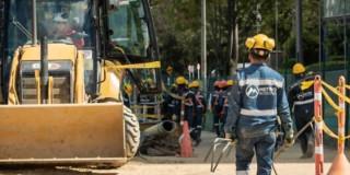 Foto de obreros y trabajadores de la Línea 1 del metro de Bogotá realizando trabajos de rehabilitación y obras de construcción.