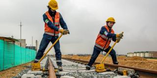 Foto de dos trabajadores en obras de la Línea 1 del Metro de Bogotá.