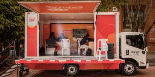 Foto de bogotanos y bogotanas accediendo a servicios de la Unidad Móvil de la Agencia Distrital de Empleo.
