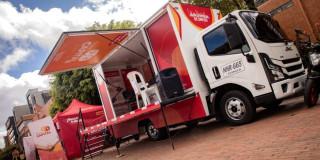 Foto de la Unidad Móvil de Atención de la Agencia Distrital de Empleo de Bogotá.