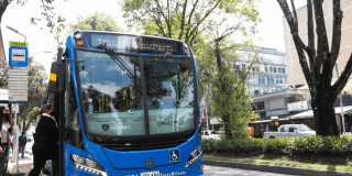 Foto de buses de TransMilenio.