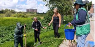 Foto de habitantes en inmediaciones de humedal Jaboque en Bogotá.