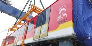 Foto del descargue del quinto tren Línea 1 del Metro Bogotá en el Puerto de Cartagena.