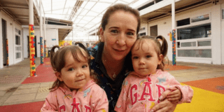 Imagen de una profesora con dos niñas