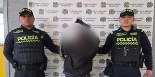 Hombre capturado en medio de dos policías