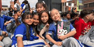 Foto de unos niños de regreso a clases en Bogotá