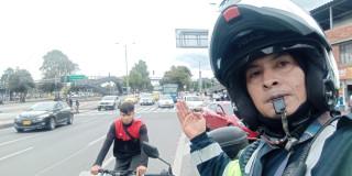 Foto de un agente de tránsito en una vía de Bogotá