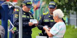 Imagen de dos policías con una transeúnte