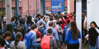 Foto que muestra estudiantes caminando