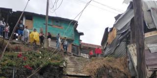 Foto que muestra personas y casas 