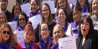 Foto de mujeres sonriendo y posando para una foto