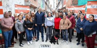 Imagen de distintos vecinos de Rafael Uribe Uribe posando para una foto