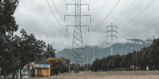 Imagen de unas torres de energía donde se aprecian las cuedas que las conectan.