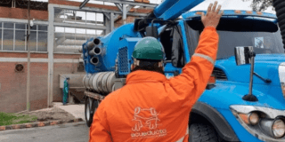 Imagen de técnico de la Empresa de Acueducto dando indicaciones a un carro tanque de la misma empressa