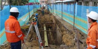 Imagen de técnicos de la Empresa de Acueducto realizando trabajos en un barrio de Bogotá